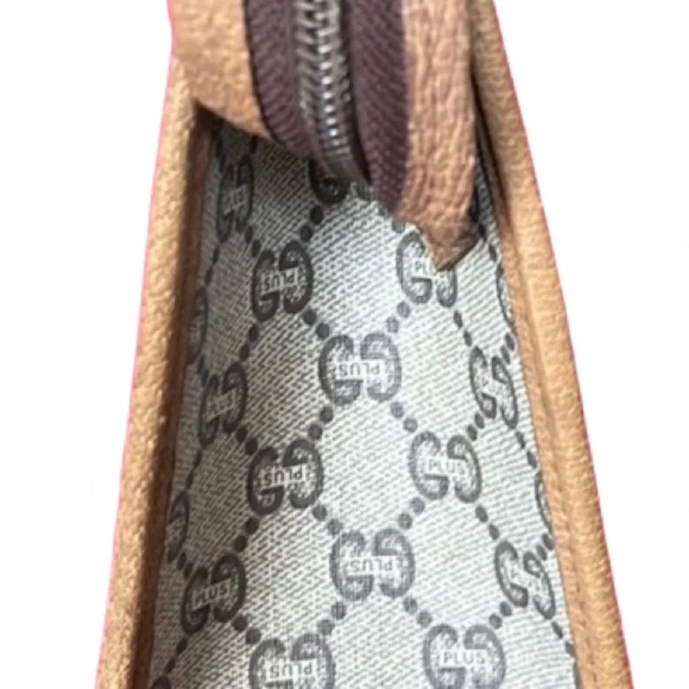 Gucci Supreme Plus Vintage Toiletry Pouch - Picture 9 of 12